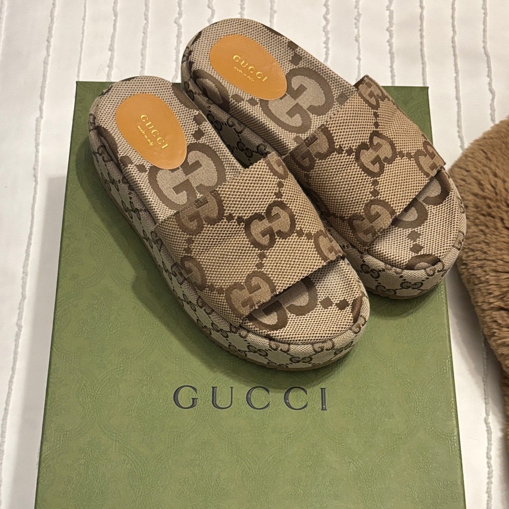 Authentic ✨Gucci Women's Tan GG Logo Mules Size 37